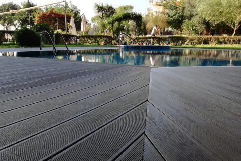 piscina Giardini del golfo rivestita in parquet da esterno - decking